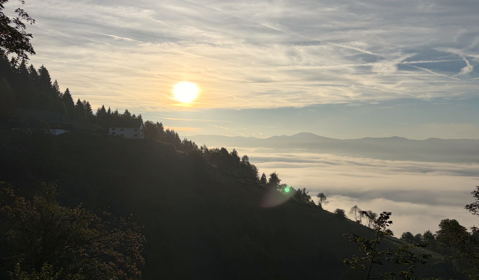 Sonnenaufgang: der Höhn als Silhouette am Hang, darunter liegt das Tal unter einem Nebelmeer
