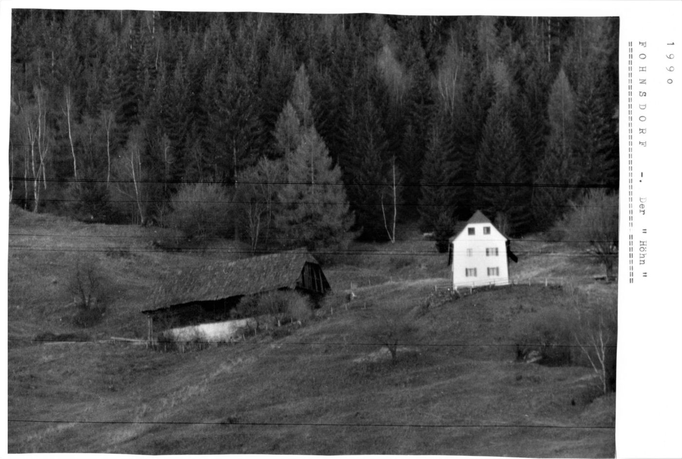 Schwarzweißfoto: Stadl und weißes Wohnhaus vor dunklem Wald, beschriftet Fohnsdorf – Der Höhn 1990