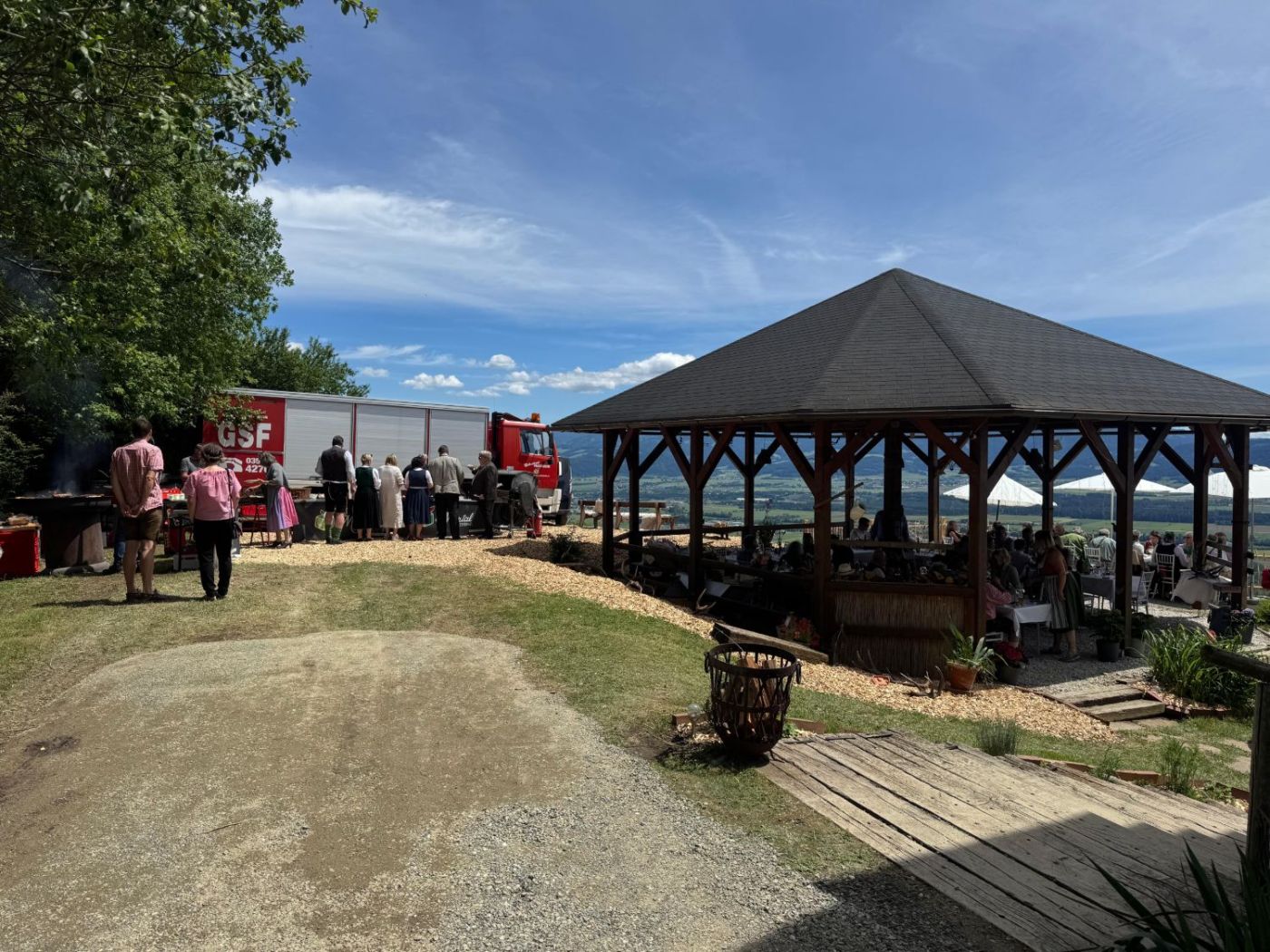 Festgäste in Tracht vor dem Pavillon