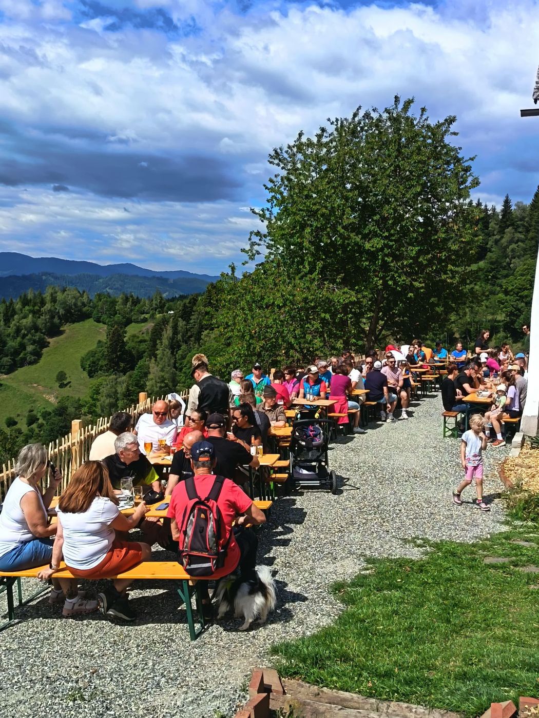 Voll besetzte Terrasse an einem Sommertag